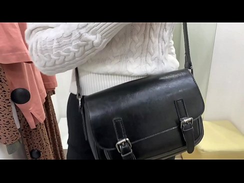 ❤️ Melancap awam perempuan jalang FeralBerry dengan dildo di dalam bilik pemasangan seks super di lucah ms.assistentai.ru